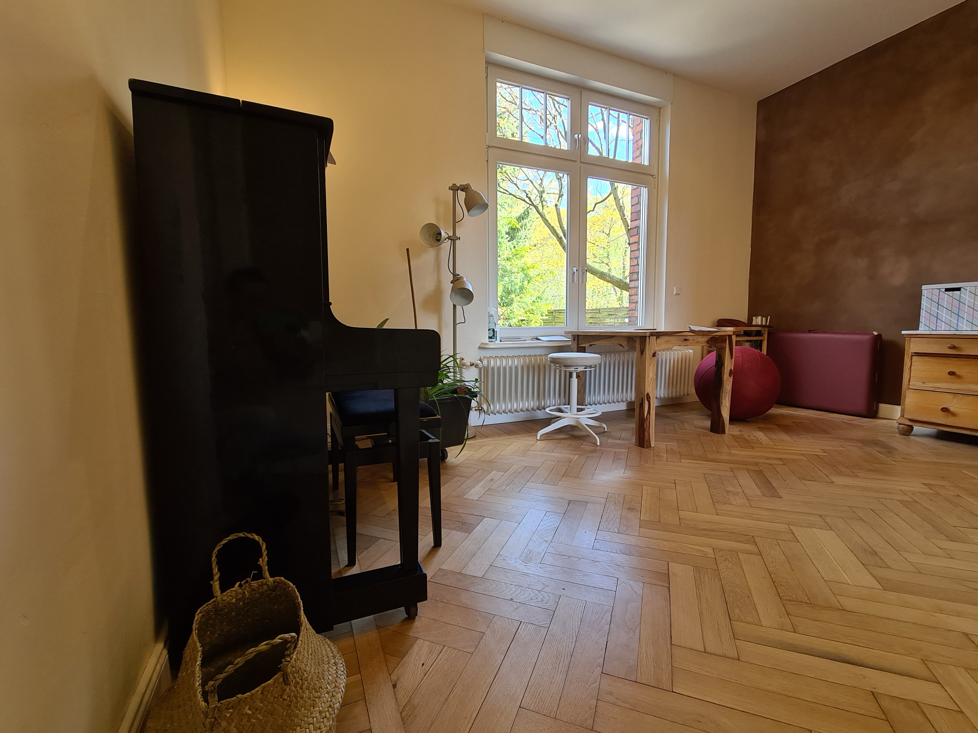 Therapieraum mit Klavier und Tageslicht